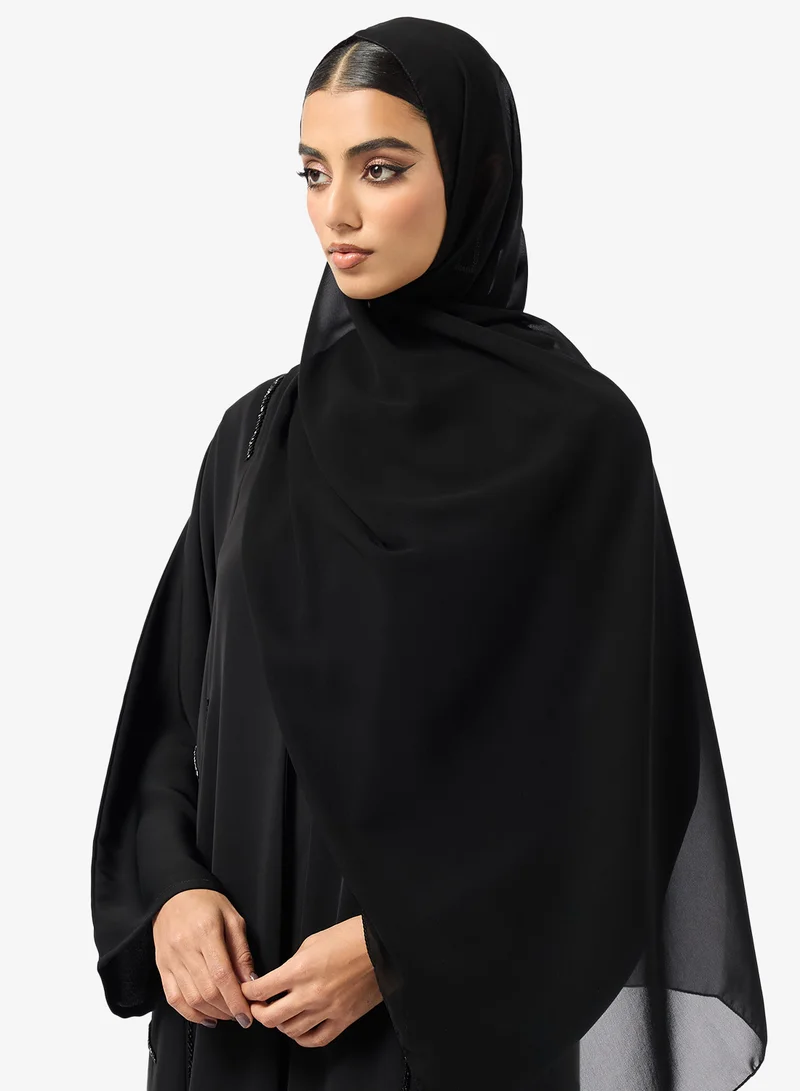 هيا كلوزيت عباية مفتوحة بياقة على شكل حرف  مزينة